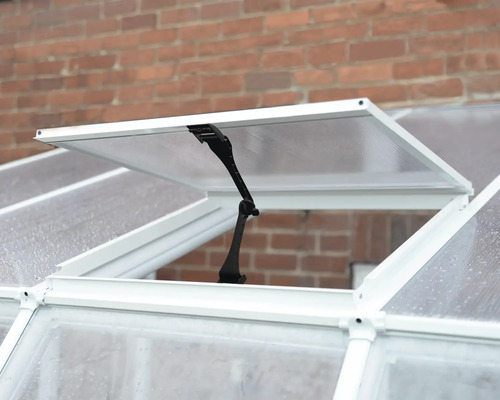 Geöffnetes Gewächshausdachfenster mit weißem Rahmen und schwarzem manuellem Fensteraufsteller.