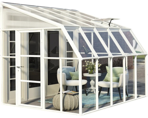 Anlehn-Gewächshaus aus weißem Aluminium und Glas mit Pultdach, Tür und Dachfenster, eingerichtet als kleiner Wintergarten.