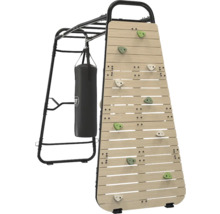 Kletterwand aus Holzlamellen mit Klettergriffen und Boxsack an einem schwarzen Metallgestell.