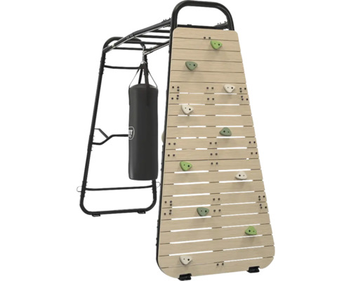 Kletterwand aus Holzlamellen mit Klettergriffen und Boxsack an einem schwarzen Metallgestell.