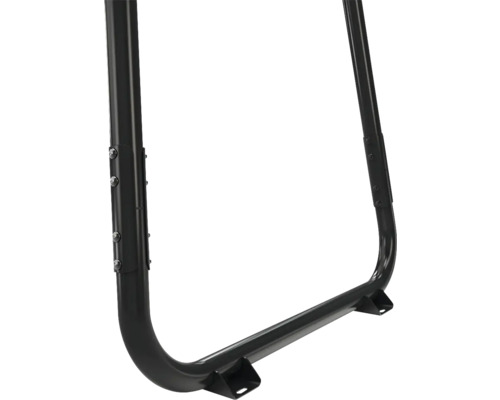 Detailansicht eines schwarzen Metallrahmens mit Rohrkonstruktion und Verschraubungen.