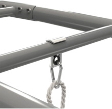 Detailaufnahme eines grauen Metallrahmens mit einem silbernen Karabinerhaken und einem weißen geflochtenen Seil für ein Spielgerüst.