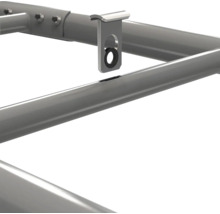 Detailansicht eines Metallverbinders mit Gummiring, der in einen Schlitz eines runden Metallrohrgestells eingesetzt wird.