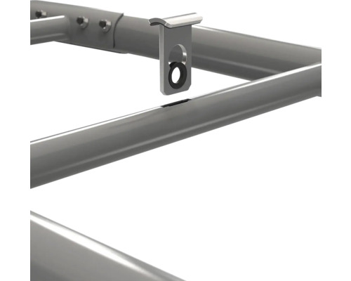 Detailansicht eines Metallverbinders mit Gummiring, der in einen Schlitz eines runden Metallrohrgestells eingesetzt wird.