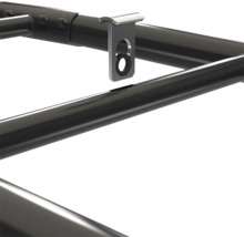 Detailaufnahme eines schwarzen Metallrahmens aus Rundrohr mit einem silbernen Verbindungsstück aus Metall.