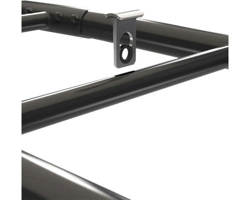 Detailaufnahme eines schwarzen Metallrahmens aus Rundrohr mit einem silbernen Verbindungsstück aus Metall.