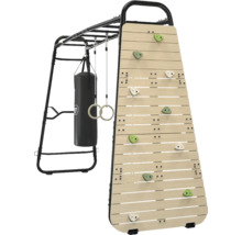 Kletterstation mit Holzkletterwand, Boxsack, Turnringen und Metallgestell, EXIT TOYS Logo auf dem Boxsack.