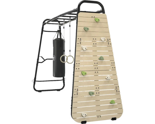 Kletterstation mit Holzkletterwand, Boxsack, Turnringen und Metallgestell, EXIT TOYS Logo auf dem Boxsack.