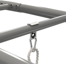 Detail eines grauen Metallrahmens mit silbernem Karabinerhaken und daran befestigtem weißen Seil für Spielgeräte.