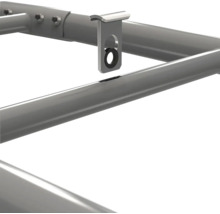 Detailansicht eines Gewächshausrahmens aus Metall mit einem Befestigungsclip und einer Dichtung am Rohrprofil.