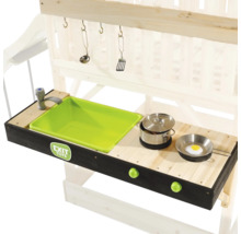 EXIT Toys Spielküche aus Holz für Kinder mit grünem Spülbecken, Wasserhahn, Herd, Kochgeschirr und EXIT Toys Logo.