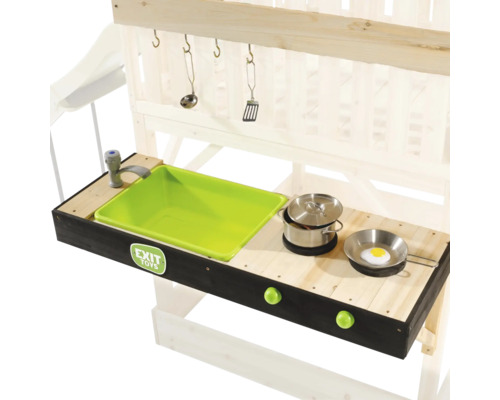 EXIT Toys Spielküche aus Holz für Kinder mit grünem Spülbecken, Wasserhahn, Herd, Kochgeschirr und EXIT Toys Logo.