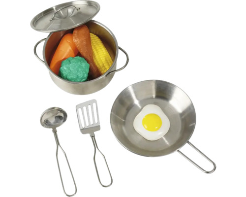 Spielkochset aus Metall mit Topf, Deckel, Pfanne, Kelle, Pfannenwender und Spiellebensmitteln wie Spiegelei, Karotte, Brokkoli und Mais.