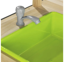 Spielzeug-Wasserhahn aus Kunststoff mit grünem Waschbecken in einer Holzküche.