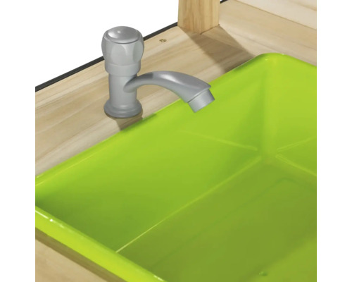 Spielzeug-Wasserhahn aus Kunststoff mit grünem Waschbecken in einer Holzküche.