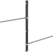 Schwarzer Zaunpfosten aus Metall mit Befestigungsclips für horizontale Stäbe.