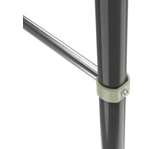 Detailaufnahme einer Metallklemme zur Verbindung von Pfosten und Querstrebe.