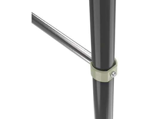 Detailaufnahme einer Metallklemme zur Verbindung von Pfosten und Querstrebe.