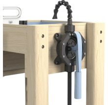 Manuelle Handpumpe aus Kunststoff mit hellblauem Hebel montiert an einem Holztisch.