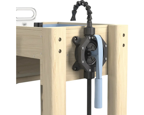 Manuelle Handpumpe aus Kunststoff mit hellblauem Hebel montiert an einem Holztisch.