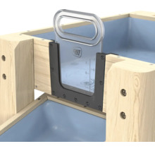 Nahaufnahme eines EXIT Toys Wassertischs aus Holz mit einem transparenten Schieber, Messskala und EXIT Toys Logo.