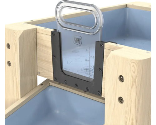 Nahaufnahme eines EXIT Toys Wassertischs aus Holz mit einem transparenten Schieber, Messskala und EXIT Toys Logo.