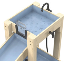 Wasserspielbahn aus hellem Holz mit blauen Becken, Meeresmotiven, einer transparenten Schleuse und schwarzem Wasserhahn.