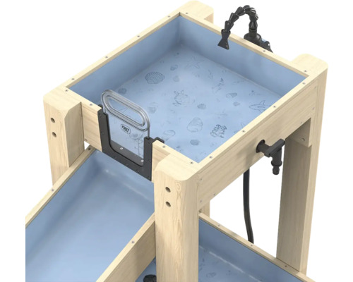 Wasserspielbahn aus hellem Holz mit blauen Becken, Meeresmotiven, einer transparenten Schleuse und schwarzem Wasserhahn.