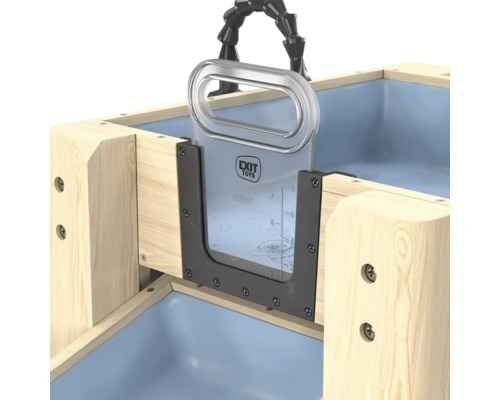 Detail eines Sand- und Wassertisches aus Holz mit einer transparenten Schleuse, EXIT Toys Logo und einem biegsamen Wasserhahn.