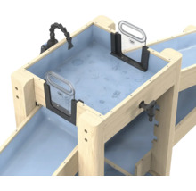 EXIT TOYS Wasserspieltisch aus Holz mit zwei blauen Becken, Schleusen und einer flexiblen Wasserbrause.