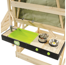 Holz-Spielküche für Kinder von EXIT Toys mit grünem Spülbecken, Herdplatte, Töpfen, Pfannen und Küchenhelfern.