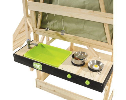 Holz-Spielküche für Kinder von EXIT Toys mit grünem Spülbecken, Herdplatte, Töpfen, Pfannen und Küchenhelfern.