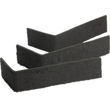 Drei schwarze Winkelriemchen mit strukturierter Oberfläche für die Eckverkleidung von Wänden.