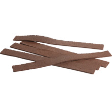 Braune Schleifpapierstreifen mit grober Körnung.