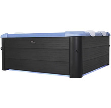 MSpa Whirlpool mit Paneelen in dunkler Holzoptik, blauem Rand und integrierter Bodenbeleuchtung.
