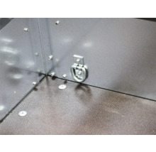 Zurröse aus Metall montiert an der Seitenwand eines Anhängers mit strukturiertem Boden.