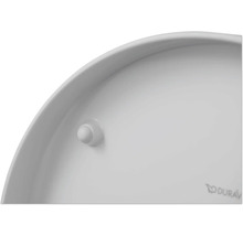 Detailansicht der Unterseite eines weißen WC-Sitzes mit einem Puffer und dem Duravit Logo.