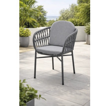 Moderner Gartenstuhl mit grauem Seilgeflecht, gepolsterten Sitz- und Rückenkissen auf einer Terrasse.