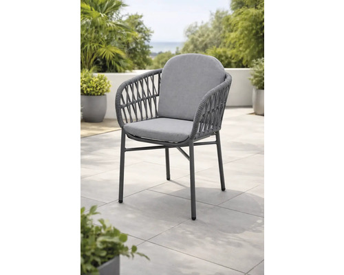 Moderner Gartenstuhl mit grauem Seilgeflecht, gepolsterten Sitz- und Rückenkissen auf einer Terrasse.
