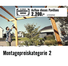 Handwerker montiert einen Holzpavillon im Garten mit einem Akkuschrauber. Hornbach Handwerker-Service Logo und Montagepreiskategorie zwei.