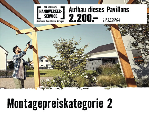 Handwerker montiert einen Holzpavillon im Garten mit einem Akkuschrauber. Hornbach Handwerker-Service Logo und Montagepreiskategorie zwei.