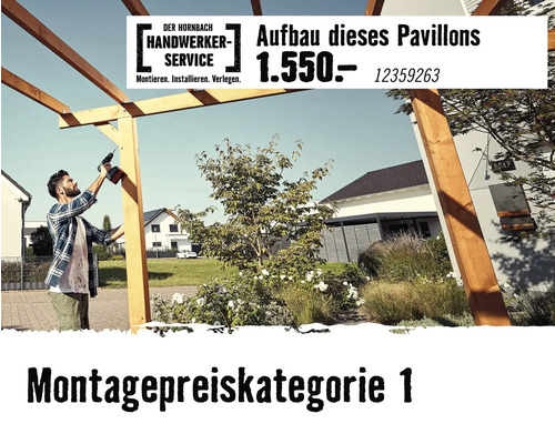 Handwerker montiert einen Holzpavillon mit einem batteriebetriebenen Bohrschrauber im Garten, Hornbach Handwerker-Service Logo, Montagepreiskategorie 1.