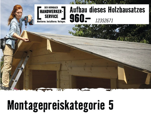 Eine Frau auf einer Leiter montiert das Dach eines hölzernen Gartenhauses mit einem Akkuschrauber. Hornbach Handwerker-Service Logo.