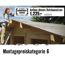 Eine Handwerkerin montiert mit einem Akkuschrauber das Dach eines Gartenhauses aus Holz. Hornbach Handwerker-Service Logo.