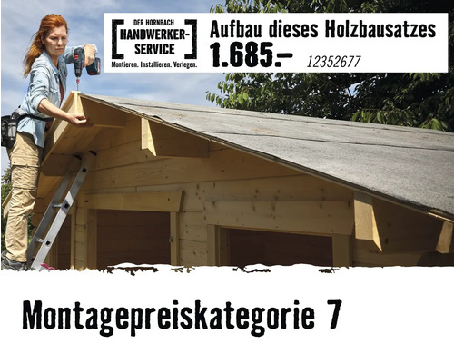 Handwerkerin montiert ein Gartenhaus aus Holz mit einem Akkuschrauber, Hornbach Handwerker-Service Logo und Montagepreiskategorie sieben.