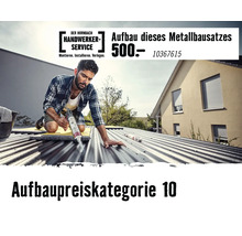 Handwerker dichtet einen Metallbausatz auf einem Wellblechdach ab. Hornbach Handwerker-Service Logo für Montage zum Festpreis in Kategorie zehn.