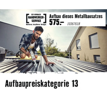 Ein Handwerker montiert einen Metallbausatz auf einem Dach und trägt Dichtstoff auf. Hornbach Handwerker-Service Logo.