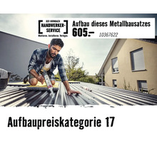 Hornbach Handwerker-Service Logo, ein Handwerker montiert ein Metalldach aus Wellblech mit einer Kartuschenpresse vor einem hellen Wohnhaus.