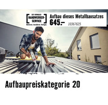 Handwerker trägt Dichtungsmasse auf ein Metalldach auf, Hornbach Handwerker-Service Logo, Montage von Metallbausätzen.