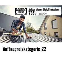 Handwerker montiert Metallbausatz auf einem Wellblechdach mit einer Kartuschenpistole. Hornbach Handwerker-Service Logo.